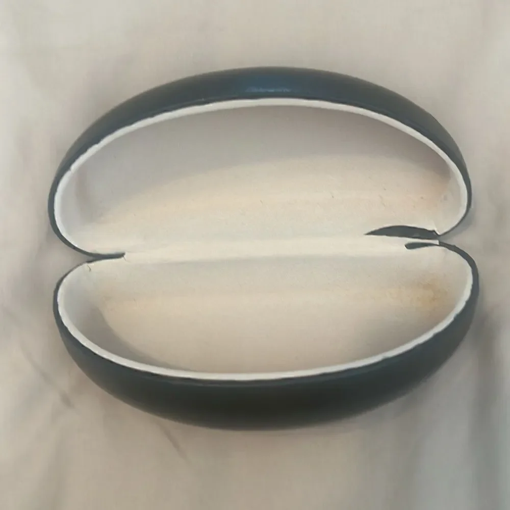 Unbranded black hard case for sunnies Case only doesn’t include sunglasses EUC
